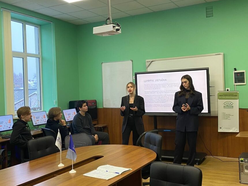 У рамках всеукраїнської кампанії «16 днів проти насильства» учениці 7 Б класу Вовк Дзвінка та Кучма Софія провели тренінг для однокласників з протидії торгівлі людьми.