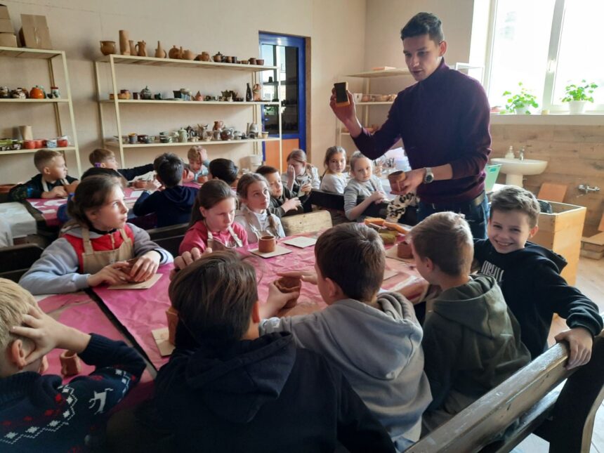 Майстер-клас з розпису глиняних виробів у Липовій долині. У вівторок 28 грудня 2021 року 1 Г клас проводить підсумки першого семестру навчання у ЛЛГ!!!