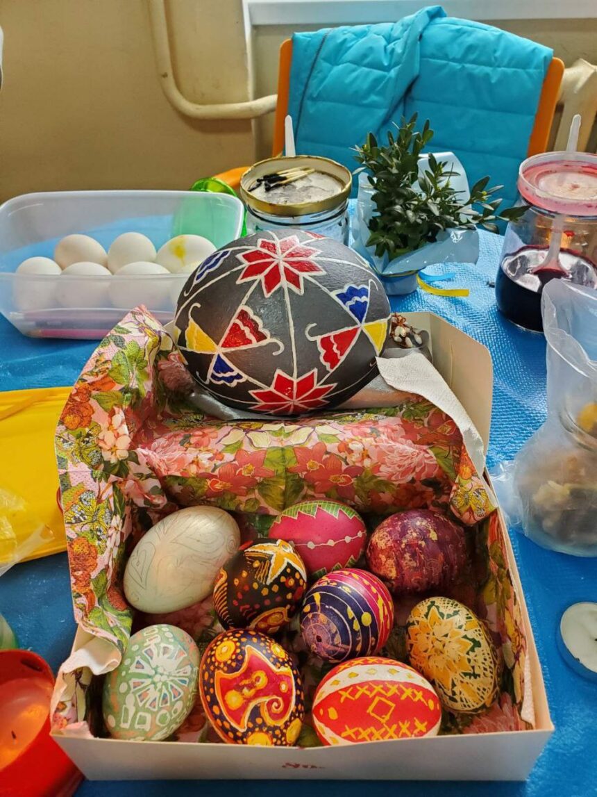 Майстерклас з виготовлення писанок, крашанок провели для наших гостей учителі гімназії Добровольська Леся  Богданівна, Слотило Романа Володимирівна, Чолій Андріан Андріанович. І до гімназії наближається Великдень.