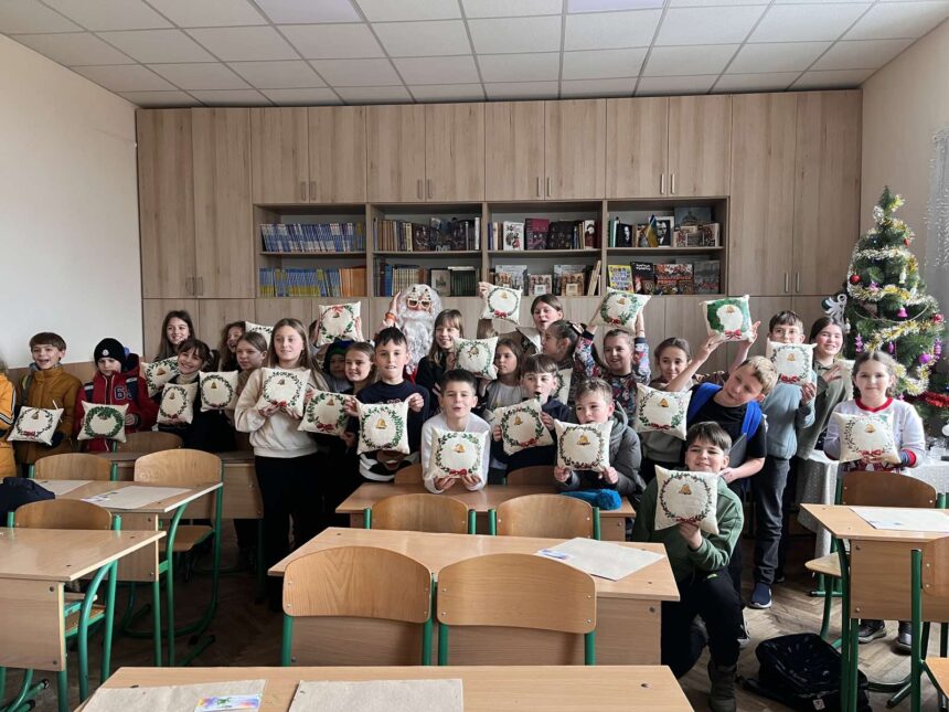 408847817_864500355470144_237994451383565991_n Майстер-клас з розмальовування святкових подушок