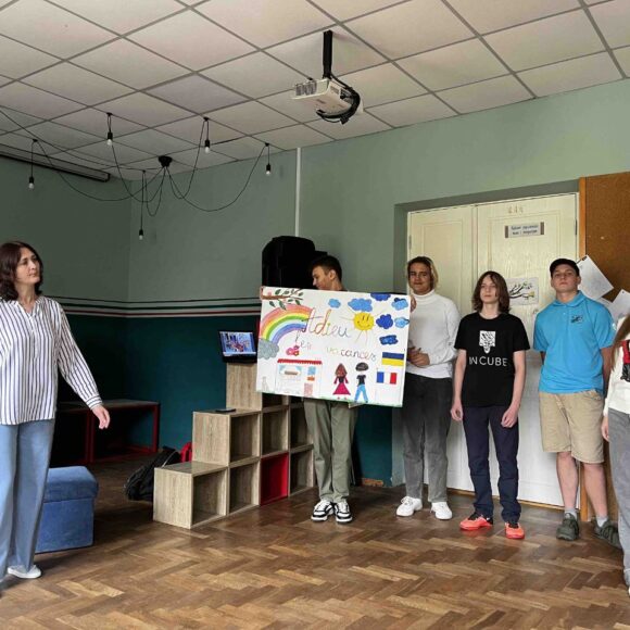459987071_1039565314630313_8851956569937526532_n Прощання з літом французькою мовою провели учителька п. Оксана Іванчук-Щур та учні, які вивчають французьку мову як третю іноземну.