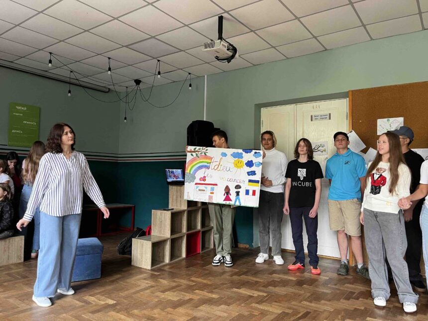 Прощання з літом французькою мовою провели учителька п. Оксана Іванчук-Щур та учні, які вивчають французьку мову як третю іноземну.