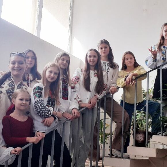 Незважаючи на три тривоги, у четвер учні гімназії з побажаннями миру та добра і з солодкими подарунками  відвідали мешканців Львівського геріатричного пансіонату.