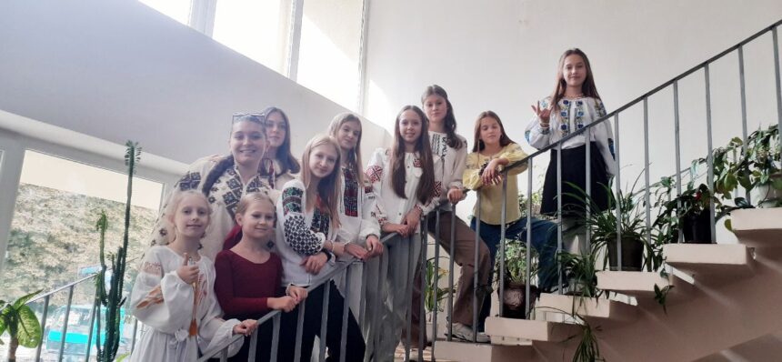 Незважаючи на три тривоги, у четвер учні гімназії з побажаннями миру та добра і з солодкими подарунками  відвідали мешканців Львівського геріатричного пансіонату.