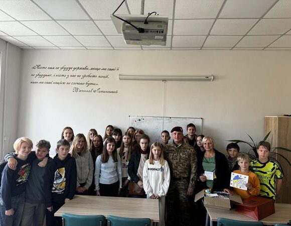 Учні 3(7) А класу провели виховну годину на тему “День захисників та захисниць України”. Гостем заходу був ветеран війни, колишній військовослужбовець 80 ОШБ, засновник волонтерської громадської організації «Військове братерство» Ренат Вовк