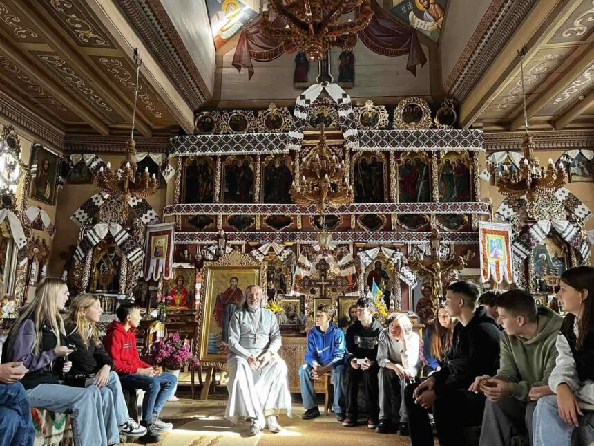 Учні 5(9) класів відвідали мальовничі осінні Карпати,  парк “Історія створення Землі” та церкву в Криворівні, послухали та випробували народні музичні інструменти в музеї Романа Кумлика, надихнулися гуцульськими костюмами і розповідями про зйомку фільму «Тіні забутих предків»￼, шукали не лише гриби, а й перці на полонинах.
