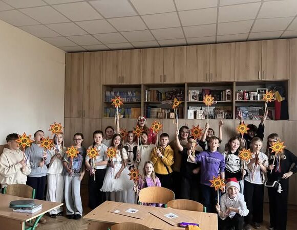 4 Зимова майстерка «Коляда іде». Учні 1 (5) та 2 (6) класів розписували Різдвяну зірку.