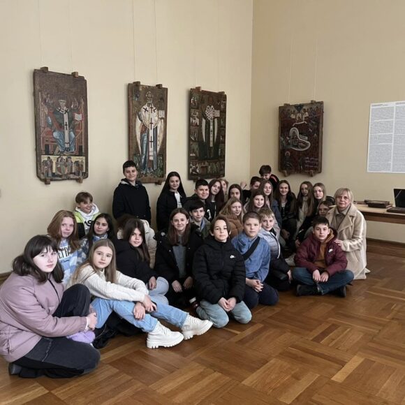 469777303_1097326798854164_4762929077277458235_n Виставку ікон святого Миколая у Національному музеї ім. А. Шептицького відвідали разом із класною керівницею п. Вірою Антощук учні 3 (7) А класу.