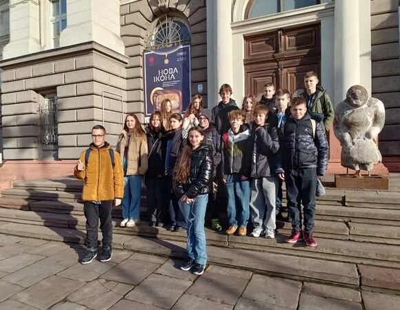 Виставку ікон з сюжетами Різдва Христового у Національному музеї імені Андрея Шептицького оглянули учні 4 (8.) В класу з класною керівницею Анжелою Супрунович.