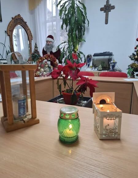 470664012_1102521148334729_4852515981435325716_n Вифлеємський вогонь передали сьогодні до гімназії наші учні-пластуни.