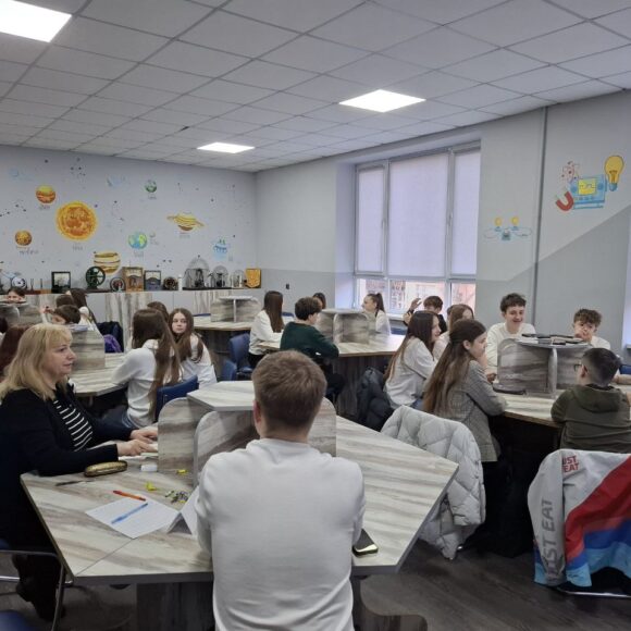 Стартували інтелектуальні змагання КВІЗ серед учнів  8 – 9 класів. У першому турі перемогу серед учнів 8-х класів здобула команда 4(8) Г класу, серед 9-х класів – переможець 5 (9) Б. Сформували команду для участі в ІІ етапі.