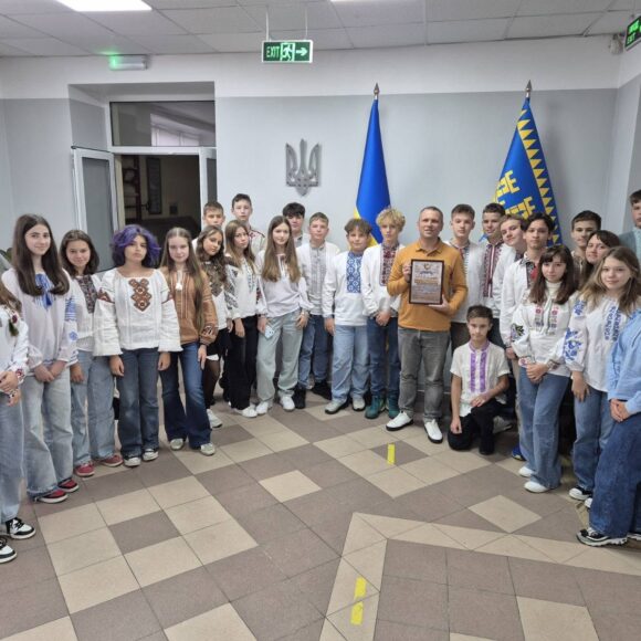 Сьогодні учні гімназії передали листи та малюнки для Захисників та Захисниць, натомість отримали подяку за допомогу Збройним Силам.