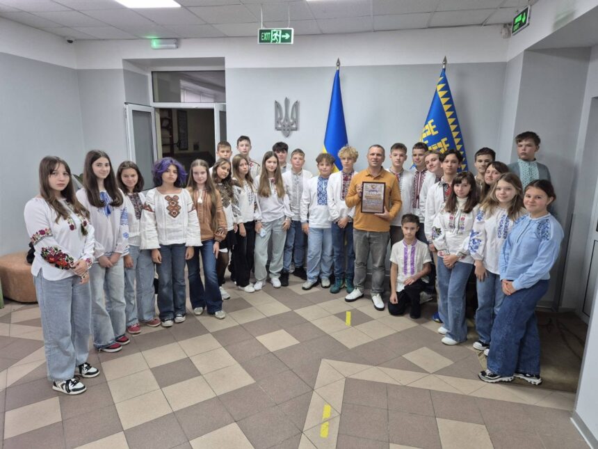 Сьогодні учні гімназії передали листи та малюнки для Захисників та Захисниць, натомість отримали подяку за допомогу Збройним Силам.
