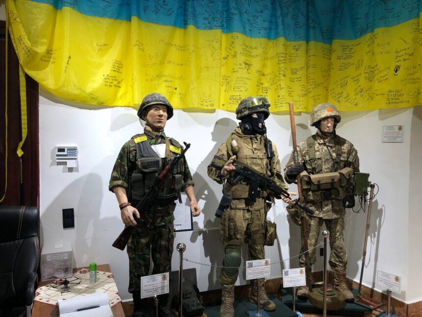 З минулим та сьогоденням Українського Війська ознайомилися учні 4 (8) Б класу у воєнно-історичному музеї Львівського будинку офіцерів.