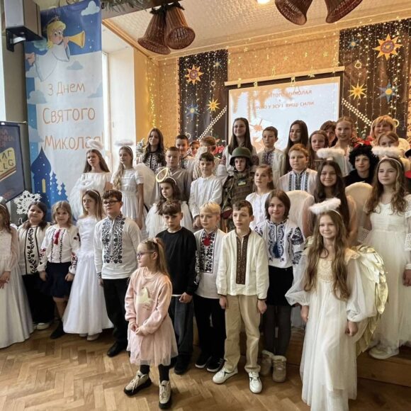 594545714_1380578743862300_8208919976928141908_n На зустріч зі Святим Миколаєм вирушили учні 2 (6) Б класу разом зі своїми наставниками.