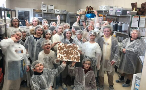 649101844_1456879072898933_4060450377776683739_n З професією кондитера знайомилися учні 1 (5) Б класу разом із своєю наставницею п. Орисею Боднар у Львівській майстерні шоколаду