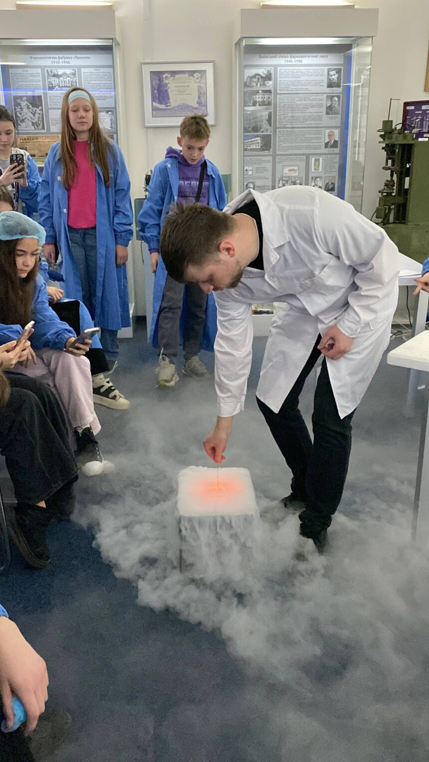 У п’ятницю 6 березня учні 2 (6) А класу мали цікаву пізнавальну екскурсію в АТ “Галичфарм”