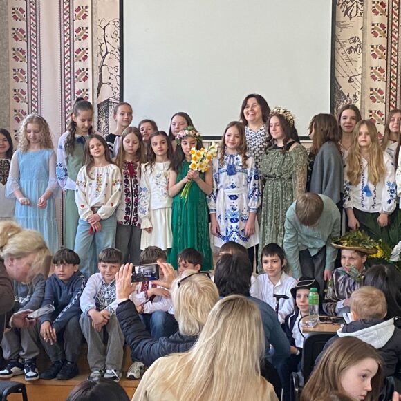 До Дня Землі учні 1 (5) Г класу разом з класною керівницею п. Анною Бурдою підготували екологічне свято «Земля — наш дім». У виступі показали красу природи, її проблеми та важливість дбайливого ставлення до нашої планети.