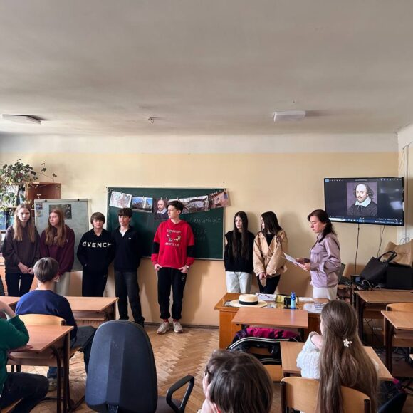 Розповідь про життя і творчість Шекспіра, сцена з п’єси “Ромео та Джульєта” англійською мовою, цікаве відео про театр “Глобус” і на завершення невеликий тест про основні факти життя поета. Уроки англійської мови у 4 (8.)-х класах з нагоди Дня англійської мови.