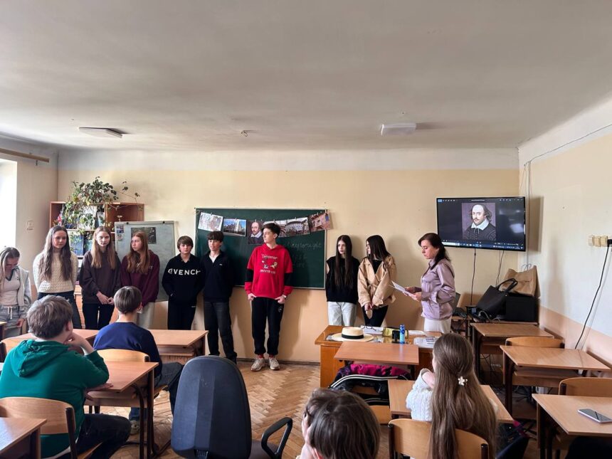 Розповідь про життя і творчість Шекспіра, сцена з п’єси “Ромео та Джульєта” англійською мовою, цікаве відео про театр “Глобус” і на завершення невеликий тест про основні факти життя поета. Уроки англійської мови у 4 (8.)-х класах з нагоди Дня англійської мови.