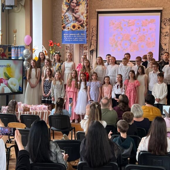 “У світі все починається з мами”. Святкові привітання до Дня матері для найрідніших людей від учнів 1 (5) В класу.