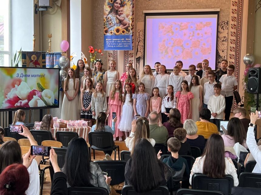 “У світі все починається з мами”. Святкові привітання до Дня матері для найрідніших людей від учнів 1 (5) В класу.