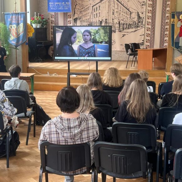 Лекцію “Вербування, кіберзлочини, адміністративна та кримінальна відповідальність” для учнів 4 (8.) – х класів провела старший інспектор сектору ювенальної превенції ВП ЛРУП №1 ГУНП у Львівській області капітан поліції Робота Вікторія Валеріївна.