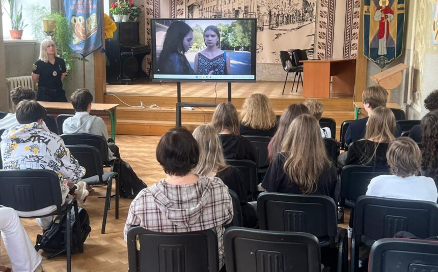 Лекцію “Вербування, кіберзлочини, адміністративна та кримінальна відповідальність” для учнів 4 (8.) – х класів провела старший інспектор сектору ювенальної превенції ВП ЛРУП №1 ГУНП у Львівській області капітан поліції Робота Вікторія Валеріївна.
