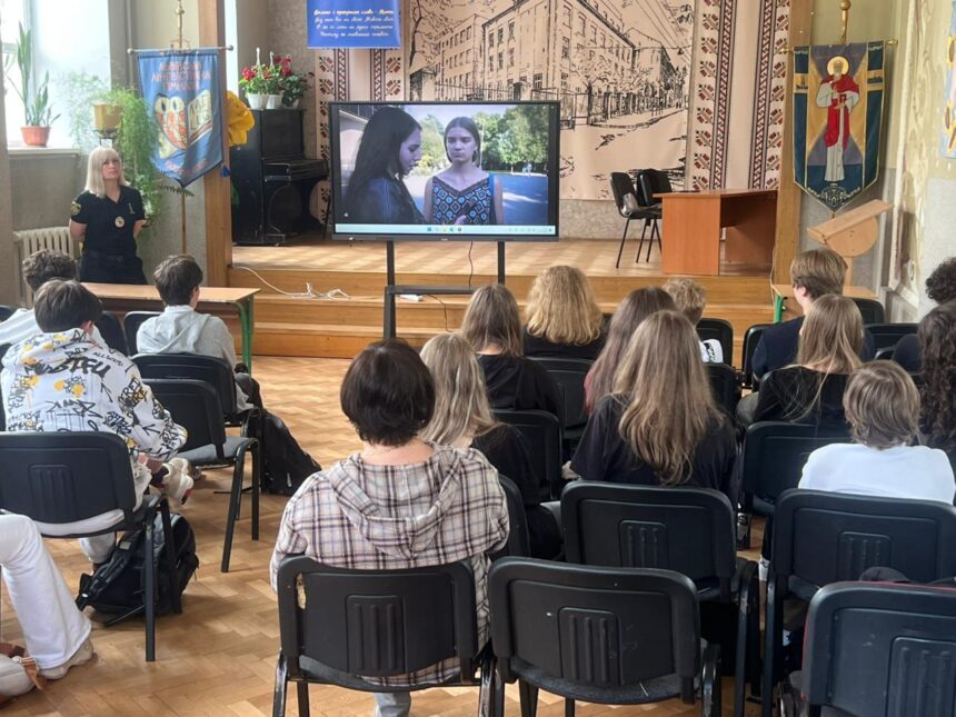 Лекцію “Вербування, кіберзлочини, адміністративна та кримінальна відповідальність” для учнів 4 (8.) – х класів провела старший інспектор сектору ювенальної превенції ВП ЛРУП №1 ГУНП у Львівській області капітан поліції Робота Вікторія Валеріївна.