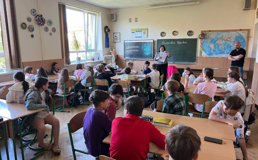 У межах Національного тижня безбар’єрності (створення інклюзивного дружнього середовища) учителька п. Анна Бурда провела математичний КВЕСТ “Цифровий всесвіт: Рятуємо сервіс підписок”  із своїми вихованцями.