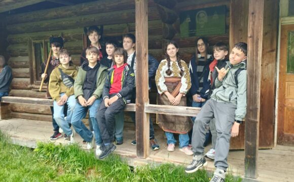 Крилос, Івано-Франківськ, Яремче, Верховина, Криворівня, Полонина перців. У такій насиченій дводенній мандрівці учні 3 (7) А та 3 (7) Б класів знайомилися з природою, звичаями, традиціями Карпатського краю.