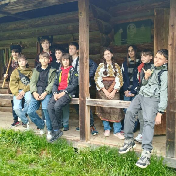 7216261 Крилос, Івано-Франківськ, Яремче, Верховина, Криворівня, Полонина перців. У такій насиченій дводенній мандрівці учні 3 (7) А та 3 (7) Б класів знайомилися з природою, звичаями, традиціями Карпатського краю.