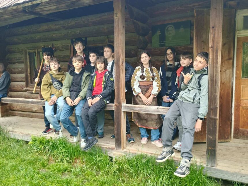 Крилос, Івано-Франківськ, Яремче, Верховина, Криворівня, Полонина перців. У такій насиченій дводенній мандрівці учні 3 (7) А та 3 (7) Б класів знайомилися з природою, звичаями, традиціями Карпатського краю.