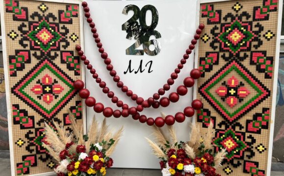 Ще один рік і ще один Останній дзвоник. Слова подяки, настанови, благословення, святковий вальс на подвір’ї гімназії, останній урок з класними керівниками та батьками  –  131 гімназист та гімназистка вирушають у самостійну дорогу.