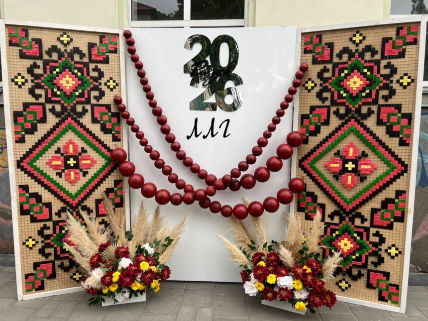 Ще один рік і ще один Останній дзвоник. Слова подяки, настанови, благословення, святковий вальс на подвір’ї гімназії, останній урок з класними керівниками та батьками  –  131 гімназист та гімназистка вирушають у самостійну дорогу.